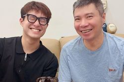 Con trai NSND C&ocirc;ng L&yacute; đến thăm bố trong ng&agrave;y đặc biệt, diện mạo tuổi 21 g&acirc;y ch&uacute; &yacute;