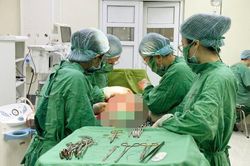 Cứu mẹ con sản phụ mang khối u xơ tử cung lớn