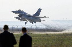 UAV Geran Nga biến chiến đấu cơ F-16 Ukraine th&agrave;nh 'm&aacute;y h&uacute;t bụi'