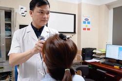 C&ocirc; g&aacute;i 24 tuổi kinh ho&agrave;ng ph&aacute;t hiện đỉa sống ngoe nguẩy trong cổ họng
