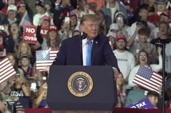 Trước thềm bầu cử giữa nhiệm kỳ, ông Trump hứa đầu tư vào các bang chiến địa