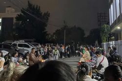 Người dân Bangkok thức trắng đêm xếp hàng nhận hỗ trợ ngập lụt