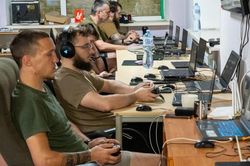 Binh lính tiền tuyến Ukraine kể về tình huống nguy hiểm khi Starlink bị giới hạn tốc độ