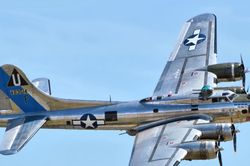 Máy bay ném bom B-17 ra đời: Vì sao Mỹ chế tạo 'pháo đài bay'?