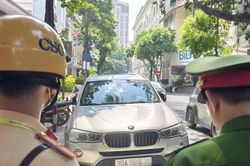 D&ugrave;ng camera nghiệp vụ ghi nhận, 'phạt nguội' gần 50 xe dừng đỗ quanh phố cổ H&agrave; Nội