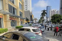 Nghệ An: Th&ecirc;m 2 &ocirc; t&ocirc; bị đập k&iacute;nh trong đ&ecirc;m
