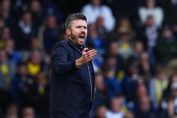 Carrick g&acirc;y tranh luận với ph&aacute;t biểu sau trận h&ograve;a Leeds