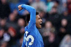 Si&ecirc;u phẩm từ giữa s&acirc;n g&acirc;y chấn động Premier League