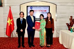 Trao chứng chỉ Kỳ thi đánh giá năng lực tiếng Việt trên máy tính tại Nhật Bản