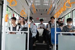 Đi xe buýt miễn phí ở TP.HCM, được mang theo bao nhiêu hành lý?