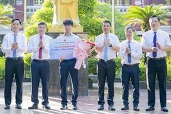 TP. Huế khen thưởng học sinh gi&agrave;nh Huy chương Bạc Olympic Vật l&yacute; quốc tế