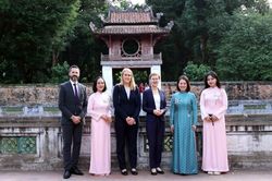 Thủ tướng Liechtenstein tham quan Văn Miếu - Quốc Tử Gi&aacute;m