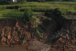 [Video] Sạt lở nghiêm trọng hơn 1.000m2 bờ sông Trà Khúc qua xã Trà Giang