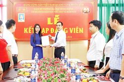 Đồng h&agrave;nh, hỗ trợ cơ sở trong c&ocirc;ng t&aacute;c ph&aacute;t triển đảng vi&ecirc;n ở Ph&uacute; Thọ