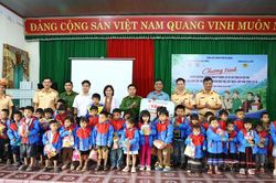 Cảnh sát giao thông Đà Nẵng đồng hành cùng đồng bào vùng biên La Dêê