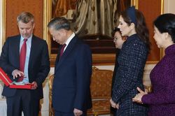 Tổng B&iacute; thư, Chủ tịch nước T&ocirc; L&acirc;m nhận Hu&acirc;n chương cao qu&yacute; của Vương quốc Đan Mạch