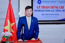 Trao chứng chỉ cho th&iacute; sinh tham gia kỳ thi đ&aacute;nh gi&aacute; năng lực tiếng Việt tại Nhật Bản