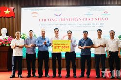Lào Cai: Bàn giao nhà ở tặng gia đình khó khăn