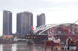 TP Hồ Ch&iacute; Minh: V&ograve;m th&eacute;p cầu đi bộ qua s&ocirc;ng S&agrave;i G&ograve;n đ&atilde; về đến bến Bạch Đằng