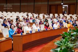 Thủ tướng Ch&iacute;nh phủ L&ecirc; Minh Hưng v&agrave; Chủ tịch Quốc hội Trần Thanh Mẫn ch&uacute;c mừng nữ đại biểu Quốc hội