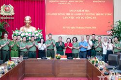 Đo&agrave;n kiểm tra của Hội đồng Thi đua - Khen thưởng Trung ương l&agrave;m việc với Bộ C&ocirc;ng an