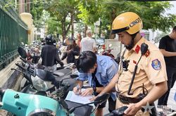 H&agrave; Nội: Siết chặt kiểm so&aacute;t dừng, đỗ xe quanh phố cổ