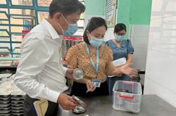 Kiểm tra suất ăn b&aacute;n tr&uacute; tại c&aacute;c trường học tr&ecirc;n địa b&agrave;n phường Thanh Kh&ecirc;