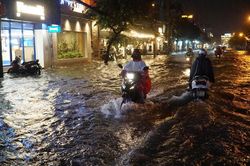 2 ngày đầu tuần, Nam bộ tiếp tục mưa lớn, TPHCM đề phòng ngập vào chiều tối