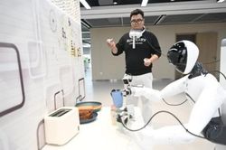 Nghề huấn luyện robot ở Trung Quốc trả lương gần 25 triệu đồng