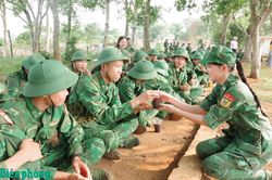 Những b&ocirc;ng hoa mang qu&acirc;n h&agrave;m xanh
