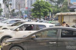 Nhiều &ocirc; t&ocirc; đỗ trước chung cư bị đập ph&aacute; trong đ&ecirc;m