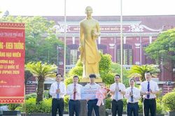 Khen thưởng nam sinh gi&agrave;nh Huy chương Bạc Olympic Vật l&yacute; quốc tế