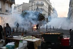 Paris như v&ugrave;ng chiến sự, Tổng thống Macron l&ecirc;n &aacute;n 'những kẻ muốn lật đổ nền Cộng ho&agrave;'