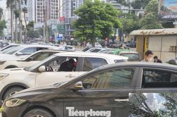 C&ocirc;ng an v&agrave;o cuộc x&aacute;c minh loạt &ocirc; t&ocirc; bị đập vỡ k&iacute;nh trước chung cư