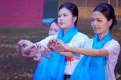 B&oacute;ng hồng Qu&acirc;n y 'ch&aacute;y' hết m&igrave;nh tr&ecirc;n s&agrave;n d&acirc;n vũ