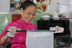 Quán bánh cuốn 65 tuổi ở TPHCM được Michelin vinh danh, bà chủ luôn mặc áo dài