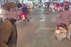 Công an làm việc với người đàn ông cầm gậy đập kính xe tải ở TPHCM