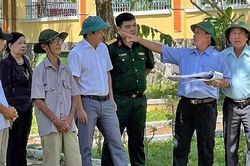 Xác minh thông tin mộ liệt sĩ tập thể trong sân trụ sở Đảng ủy xã