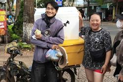 Ch&agrave;ng trai b&aacute;n dạo m&oacute;n vếch b&ograve; 15.000 đồng/ t&uacute;i, kh&aacute;ch chen lấn để mua