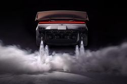'Siêu xe bay' Tesla Roadster nhận đặt cọc nhưng không phải có tiền là mua được
