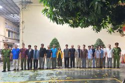 TPHCM: Từ vụ quán karaoke môi giới mại dâm, bóc gỡ đường dây đánh bạc lớn