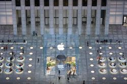 Apple Store đứng trước cảnh kh&ocirc;ng c&oacute; iPhone Duo để b&aacute;n trong ng&agrave;y mở b&aacute;n?