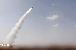 Houthi tấn c&ocirc;ng căn cứ qu&acirc;n sự Yemen, hơn 250 người thương vong