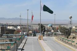 V&igrave; sao Pakistan tạm thời đ&oacute;ng cửa c&aacute;c tuyến đường thương mại với Iran?
