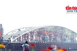 V&ograve;m th&eacute;p cầu đi bộ bắc qua s&ocirc;ng S&agrave;i G&ograve;n cập Bến Bạch Đằng