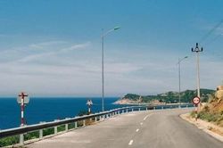 Nghệ An r&agrave; so&aacute;t, th&aacute;o dỡ biển b&aacute;o hạn chế tốc độ đường ven biển