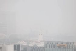 Singapore mạnh tay xử l&yacute; doanh nghiệp g&acirc;y kh&oacute;i m&ugrave; xuy&ecirc;n bi&ecirc;n giới