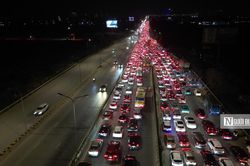 H&agrave; Nội: &Ugrave;n tắc đường l&ecirc;n cầu Thăng Long, phương tiện xếp h&agrave;ng nhiều c&acirc;y số