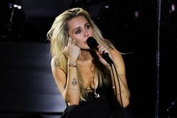 Miley Cyrus v&agrave; m&agrave;n trở lại đầy tiếc nuối