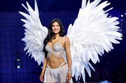 Kylie Jenner gây sốt trên sàn diễn Victoria's Secret